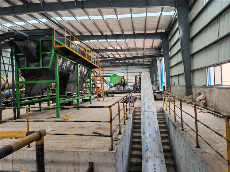 湖北武漢客戶年產(chǎn)5萬噸顆粒有機(jī)肥生產(chǎn)線安裝現(xiàn)場